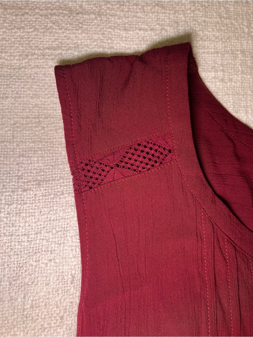 Eddie Bauer Women’s Sleeveless Office Button-Down Blouse in Wine - Picture 4 of 10